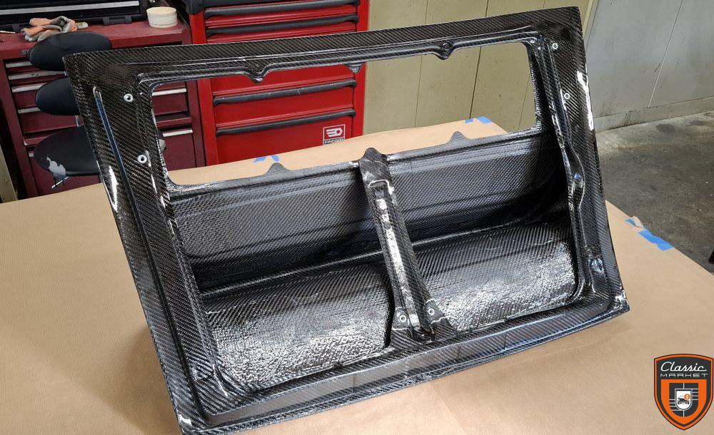 Capot "queue de canard" 911 classic fibre carbone.